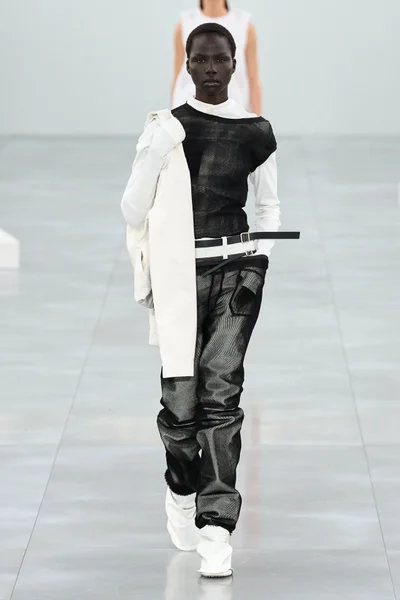 Look 18